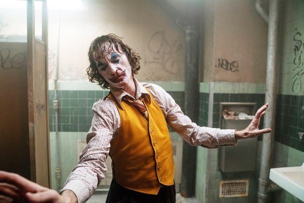 Joaquin Phoenix tekee loisteliasta näyttelijäntyötä Joker-elokuvan pääosassa.